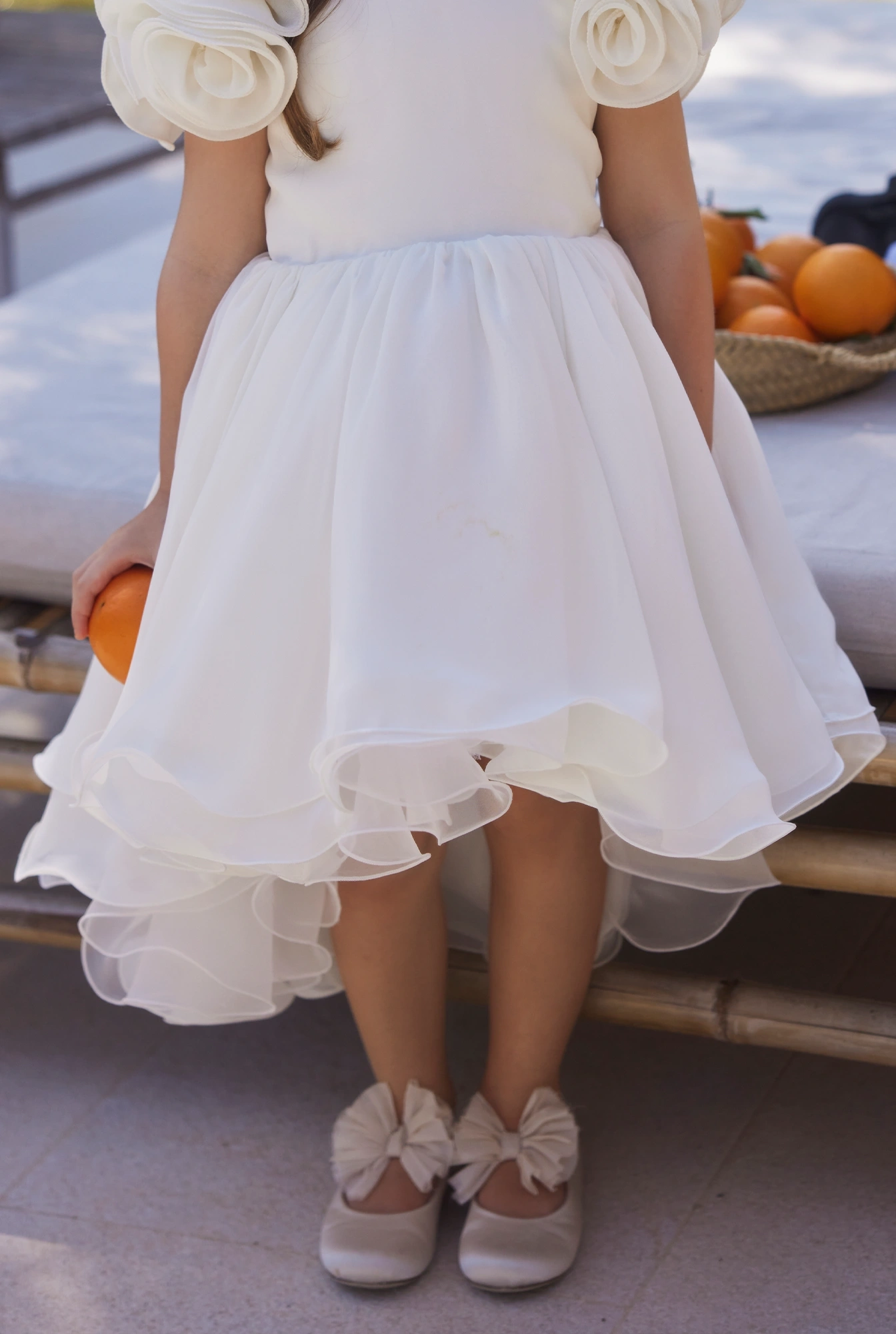 Ajla - Abito da bambino in vita con applicazioni floreali e fondo asimmetrico