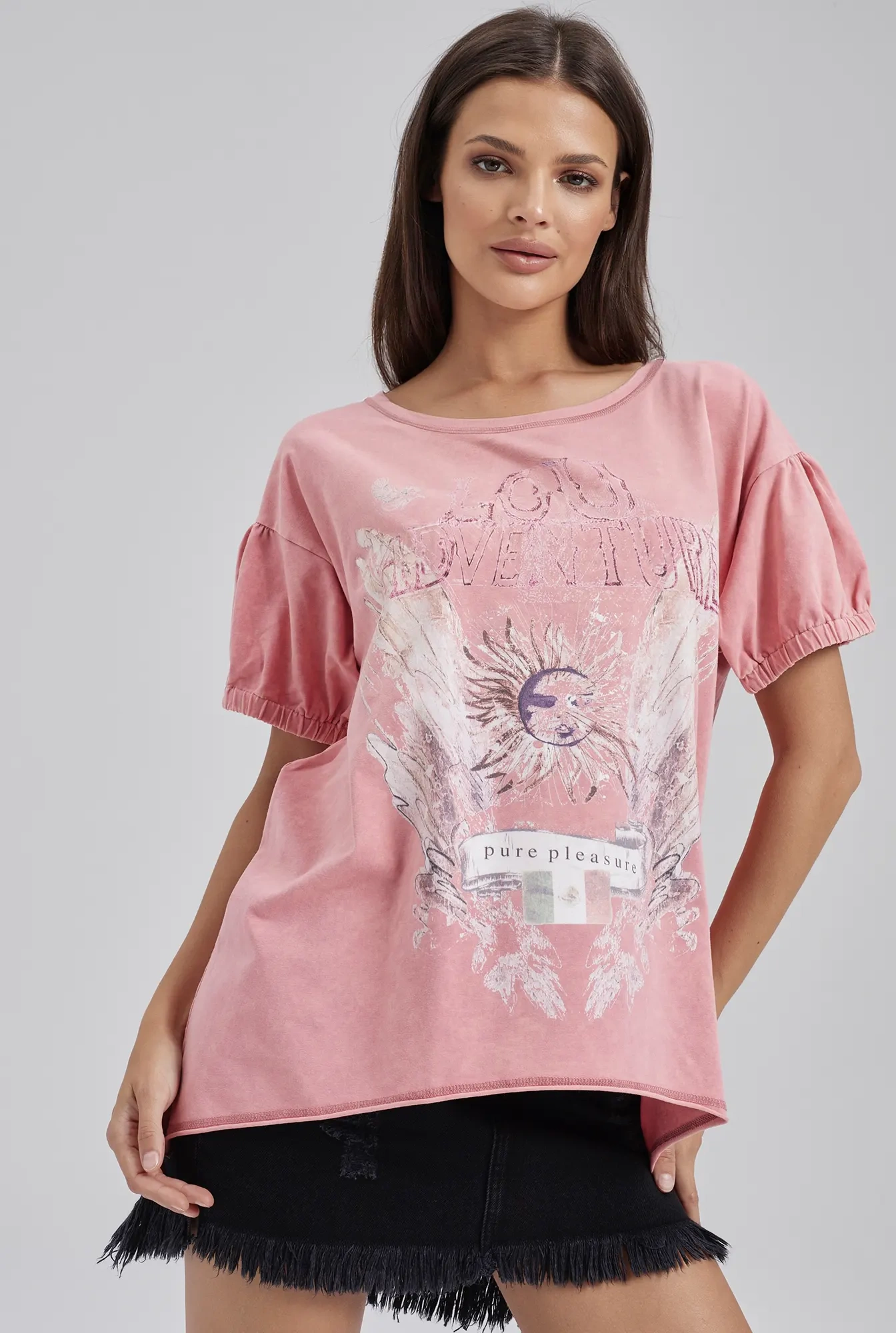 Kefi - T-shirt asimmetrica in una tonalità di rosa con effetto slavato